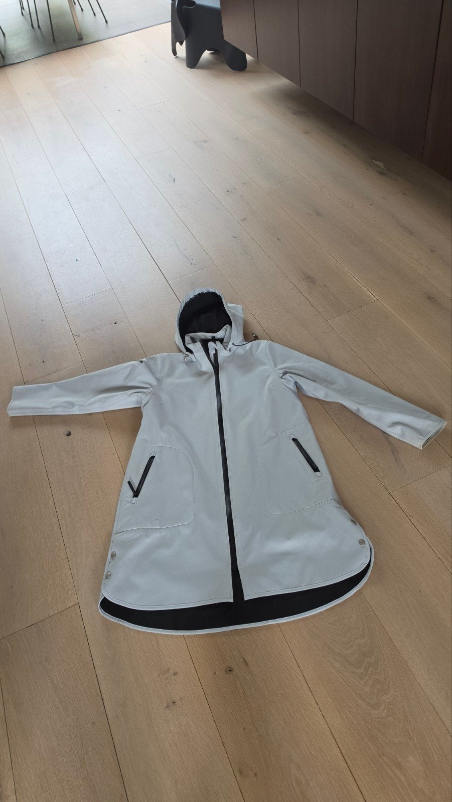 Stijlvolle lichtblauwe raincaot merk Ilse Jacobsen, Kleding | Dames, Jassen | Zomer, Zo goed als nieuw, Maat 38/40 (M), Blauw