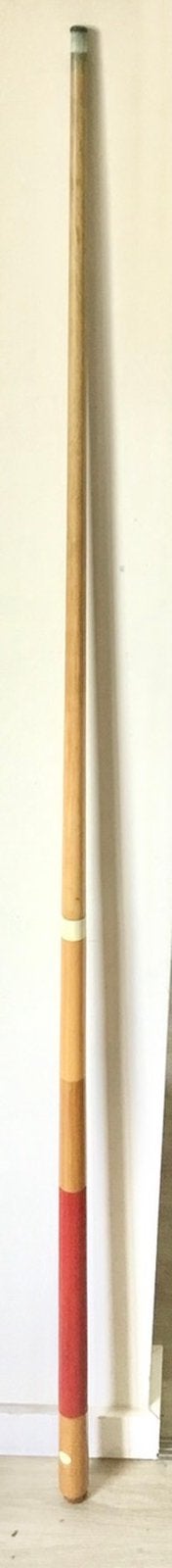 BILJARTKEU MET RODE BAND - 560 GR. 142 CM., Ophalen of Verzenden, Gebruikt, Keu of Ballen