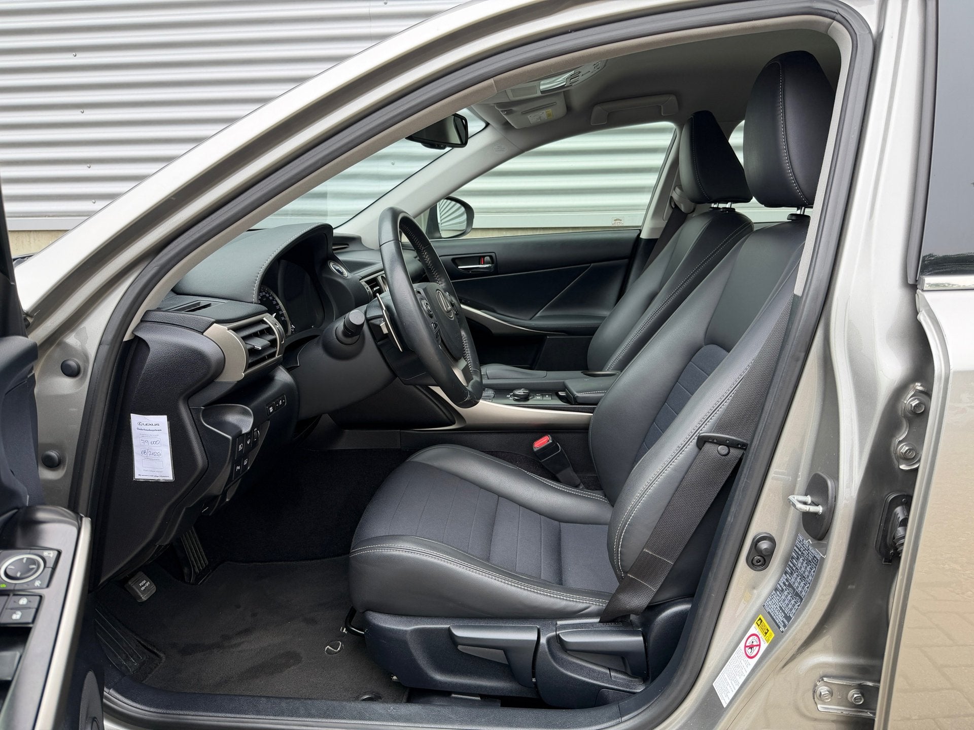 Lexus IS 300h Edition [ dealer oh nl-auto, 1e eig ], Auto's, Achterwielaandrijving, Gebruikt, 181 pk, Xenon verlichting