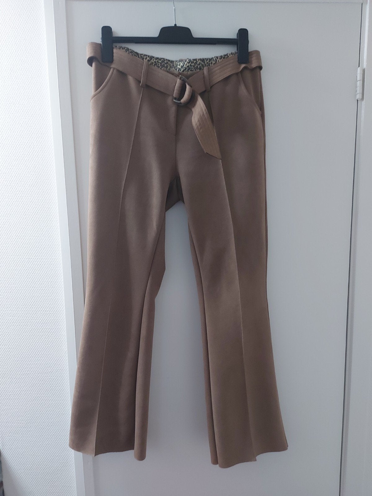 Zizo by Maicazz Suedine Pantalon Maat 40 met Flair Pijp, Kleding | Dames, Maat 38/40 (M), Bruin, Verzenden, Zo goed als nieuw