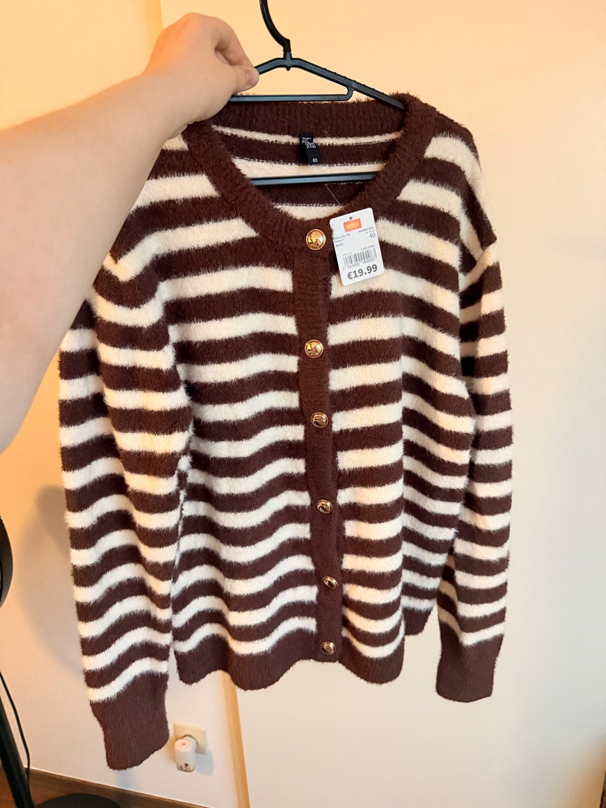 Nieuwe Wibra trui met strepen en gouden knopen, Verzenden, Nieuw, Maat 38/40 (M), Bruin