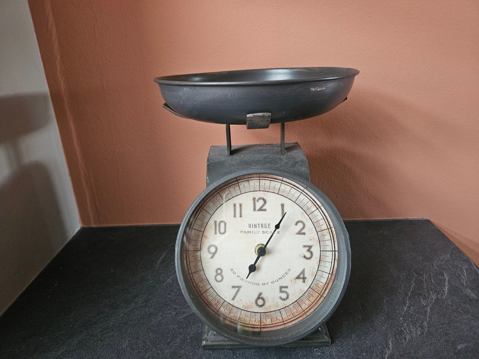 Decoratieve Klok in Weegschaalvorm - Vintage Blikvanger, Vintage, Analoog, Ophalen of Verzenden, Zo goed als nieuw