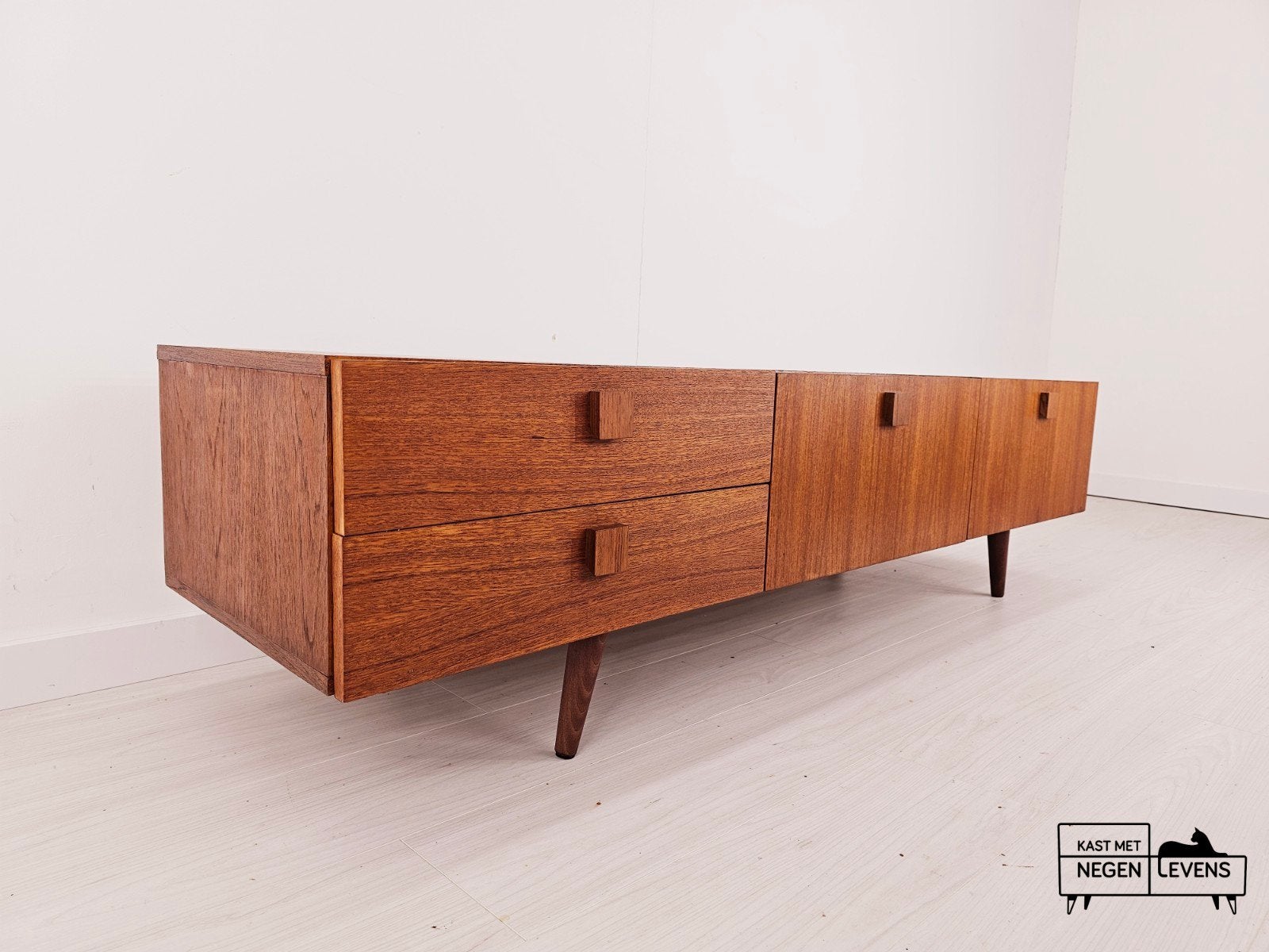 Foto 8 van Vintage dressoirs, retro platenkasten, 1960's Deens design