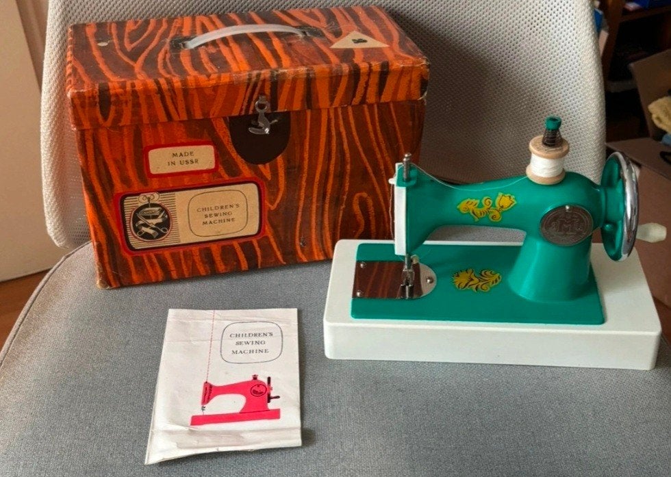 Zeldzame turquoise ZMI kindernaaimachine USSR (1960s), Ophalen of Verzenden, Gebruikt, Naaimachine, Overige merken