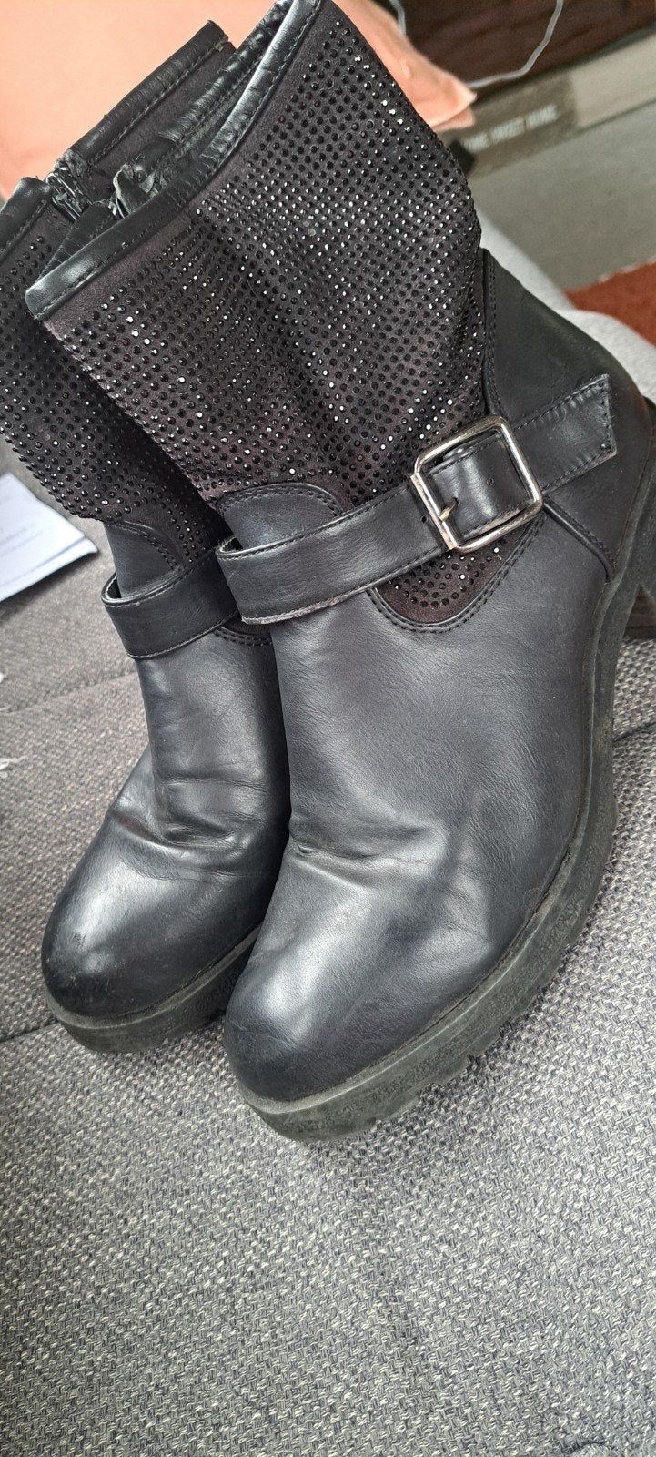 Zwarte laarzen met studs - Maat 40, Kleding | Dames, Ophalen of Verzenden, Gedragen, Zwart, Lage of Enkellaarzen