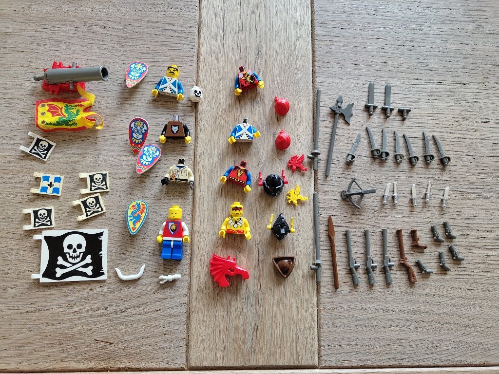 Lego ridder en piraten assecoires  (vlaggen, wapens e.d.), Ophalen of Verzenden, Gebruikt, Accessoire, Lego