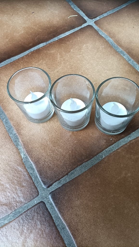 3 Glaasjes met nep waxinelichtje. Hoogte glaasjes 6 cm., Ophalen of Verzenden, Zo goed als nieuw, Overige materialen