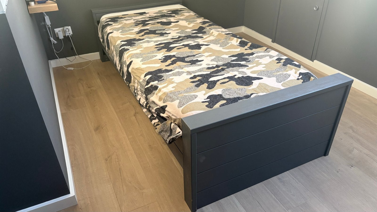 Eenpersoonsbed ‘Woood Dennis’ grijs met lattenbodem, Huis en Inrichting, Slaapkamer | Bedden, Ophalen, Gebruikt, 90 cm, Eenpersoons