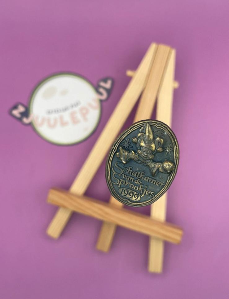 Efteling om schatkamer van de sprookjes - ongenummerd, Verzamelen, Efteling, Zo goed als nieuw, Efteling, Efteling, Button of Speldje