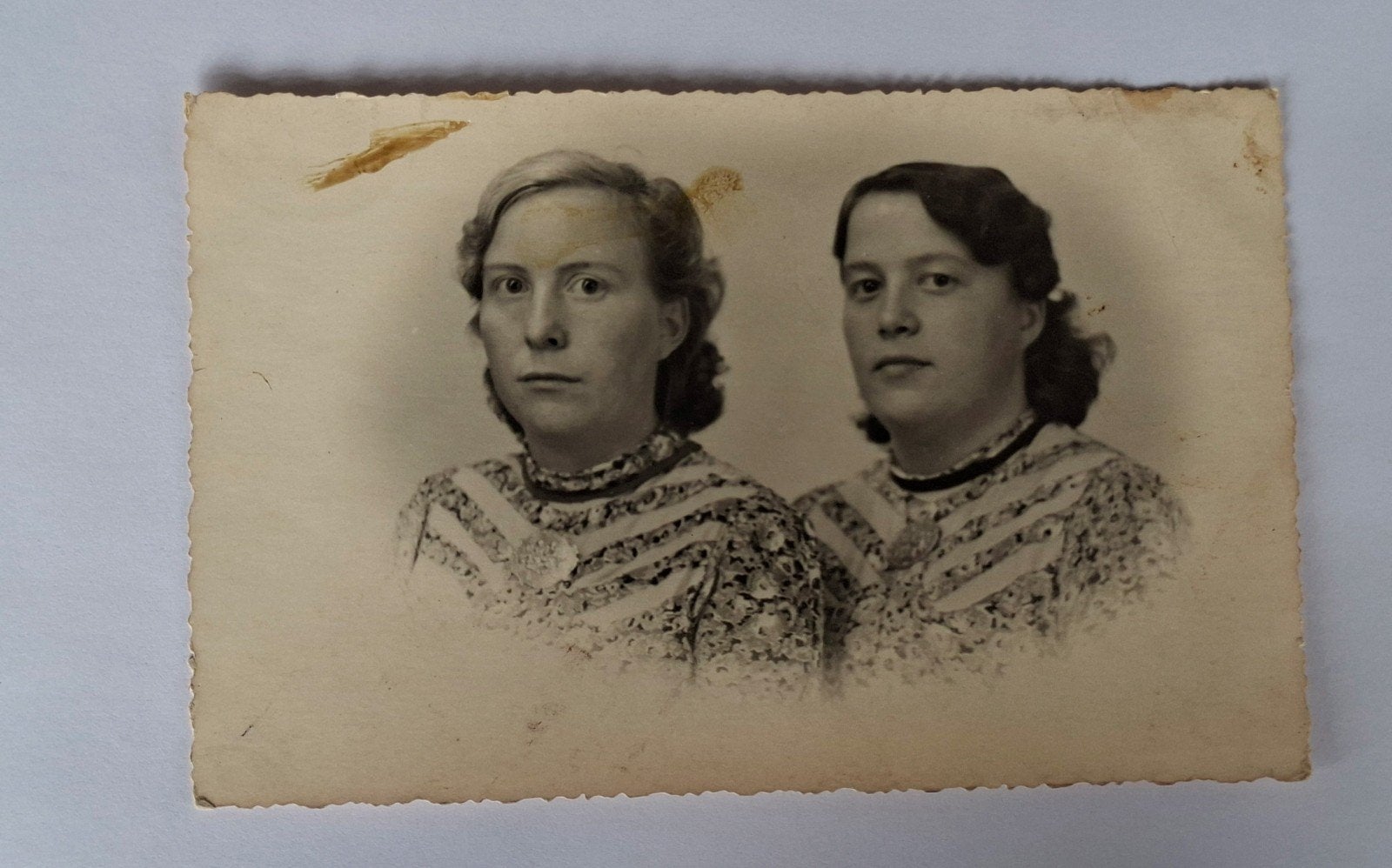 Fotokaart- portret- studio- vrouwen, Verzamelen, Foto's en Prenten, Ophalen of Verzenden, Voor 1940, Overige onderwerpen, Foto