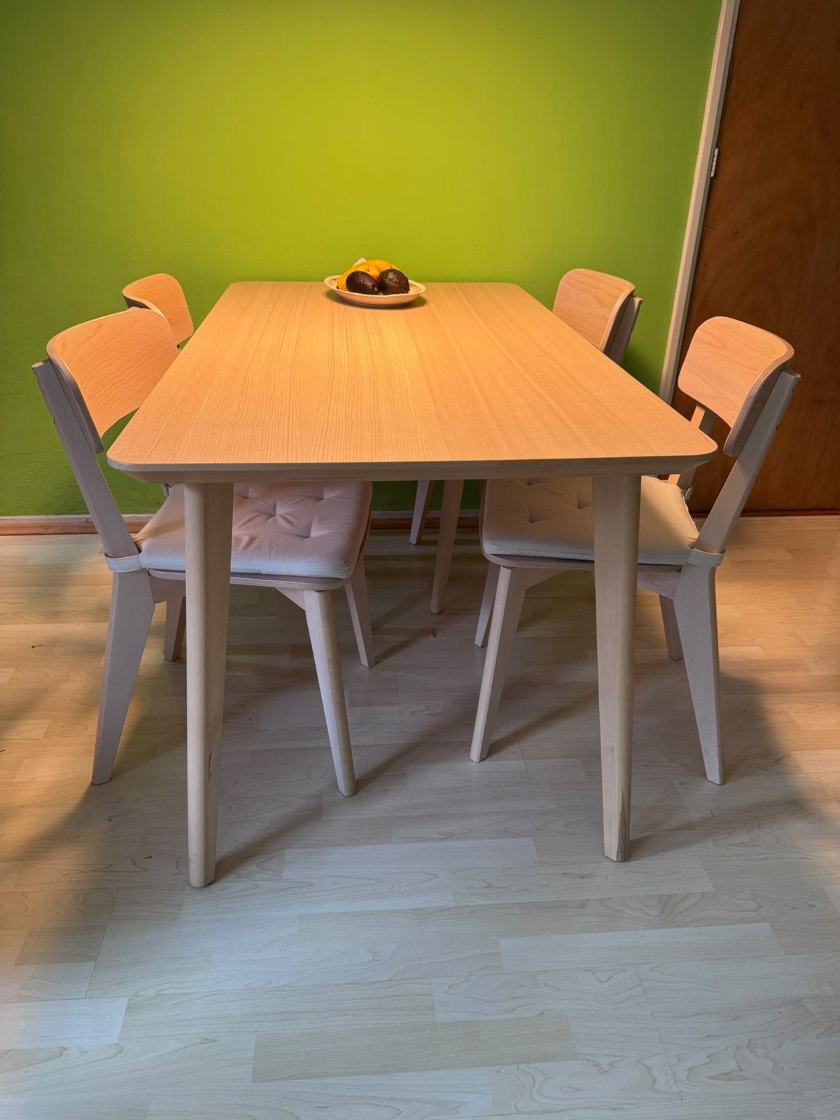 IKEA Lisabo tafel (140x78) met 4 stoelen, Huis en Inrichting, Ophalen, 100 tot 150 cm, 50 tot 100 cm, Zo goed als nieuw