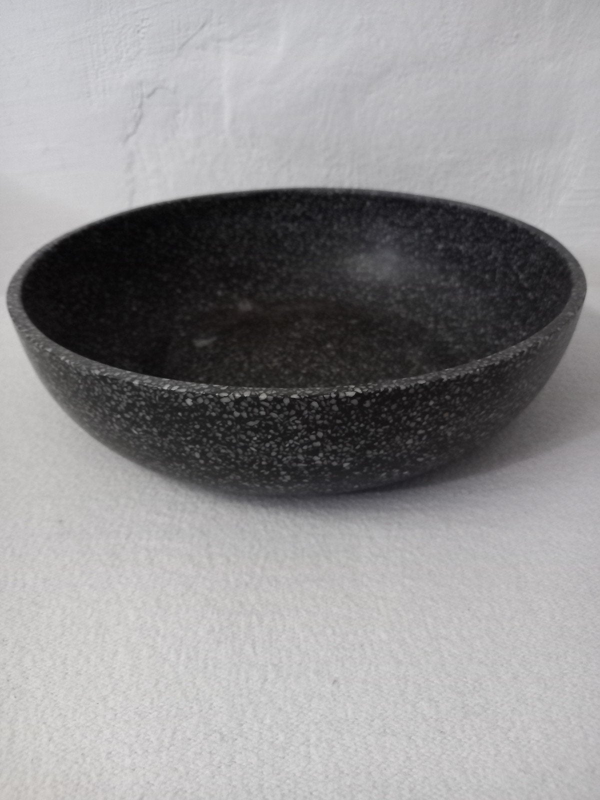Grote ronde schaal gespikkeld zwart, Ophalen, Kunststof, Gebruikt, Schaal
