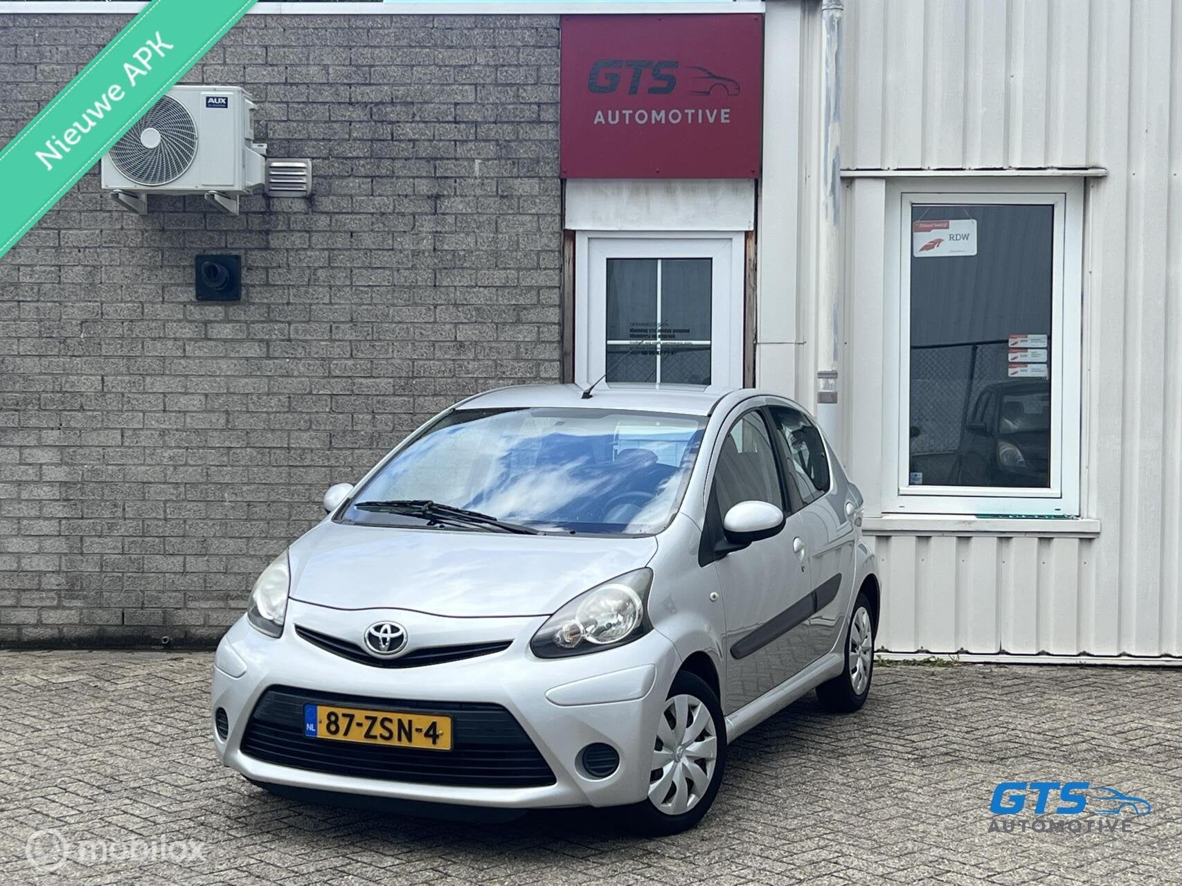 Toyota Aygo 1.0 VVT-i Comfort 2012 Blueth. Nw.APK Dealer ond, Auto's, Voorwielaandrijving, Euro 5, Gebruikt, Zwart