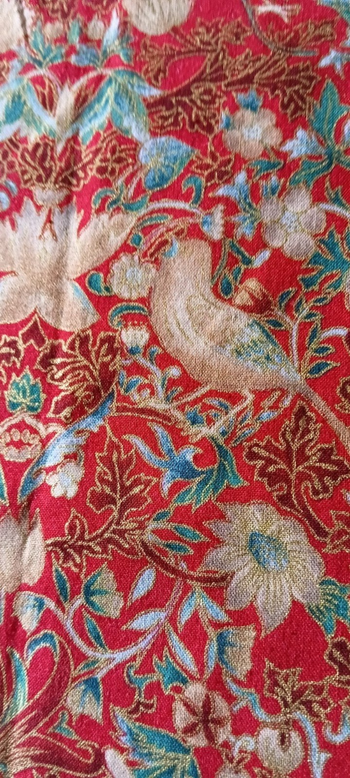 Vrolijk rood tafelkleed met bloemen en vogels 127x105 cm, Gebruikt, Ophalen of Verzenden, Katoen, Meerkleurig