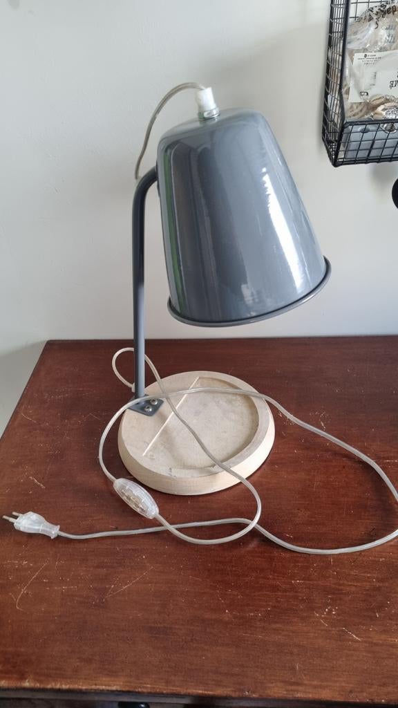 Leen Bakker bureaulamp grijs met houten voet, Huis en Inrichting, Lampen | Tafellampen, Gebruikt, Modern, Scandinavisch, Ophalen of Verzenden