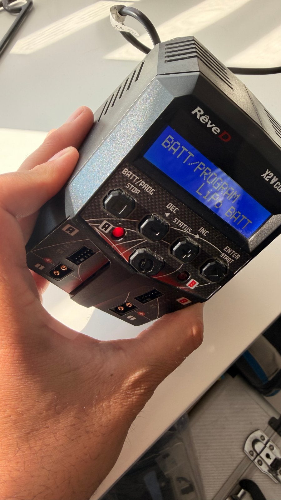 Hitec reve d X2 V Compact Lipo Lader - Z.g.a.n., Ophalen of Verzenden, Zo goed als nieuw, Overige schalen, Onderdeel