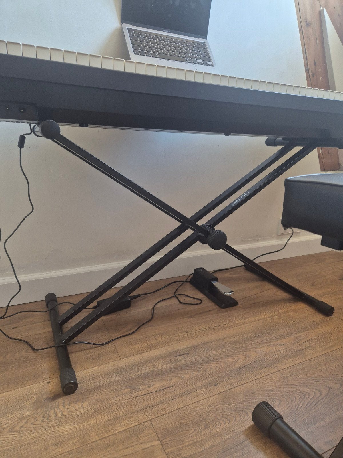 Verstelbare piano keyboard onderstel poten BOSTON standaard, Muziek en Instrumenten, Piano's, Ophalen, Zo goed als nieuw, Zwart