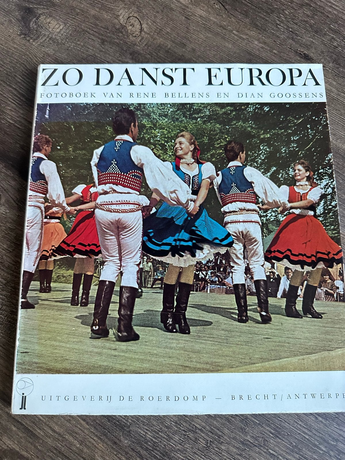 Zo Danst Europa - Fotoboek over volksdansen, Boeken, Ophalen of Verzenden, Gelezen
