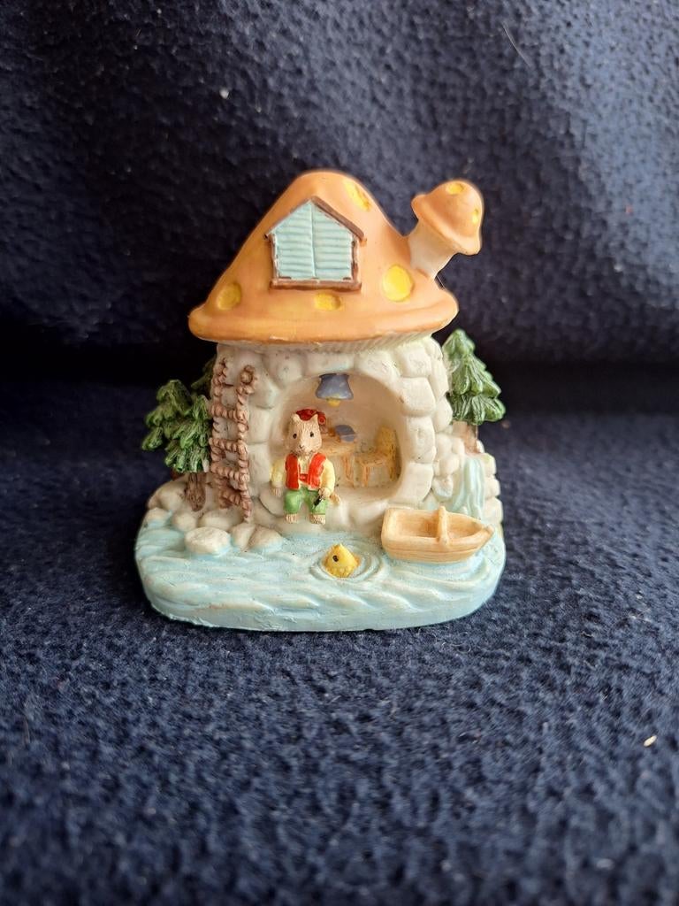 Beeldje konijn in Paddestoel, Ophalen of Verzenden, Zo goed als nieuw, Fantasy