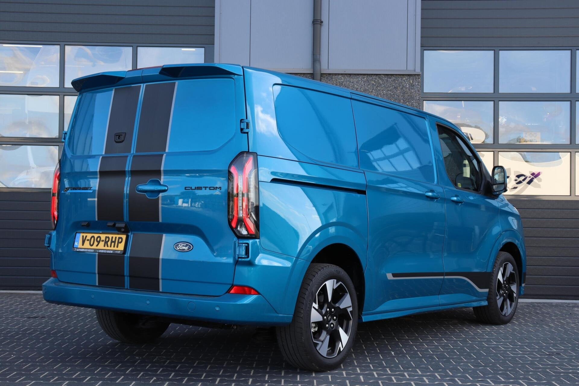 Ford E-Transit Custom L1H1 SPORT 65 kWh l ELEK. SCHUIFDEUR l, Auto's, Stof, Gebruikt, Zwart, Blauw