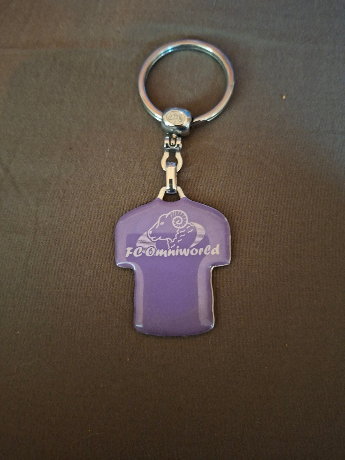 FC Omniworld Sleutelhanger - Paars Shirt met Ram Logo, Ophalen of Verzenden, Gebruikt, Sport