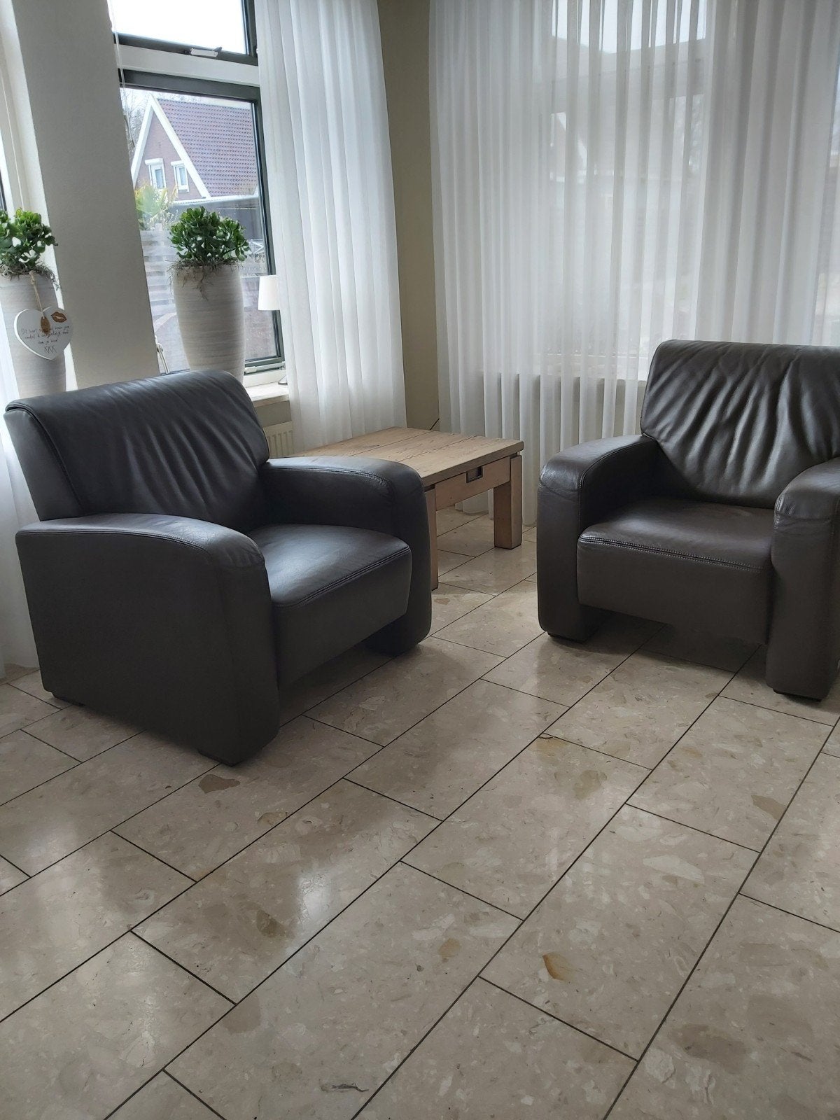 Twee kwaliteits fauteuils van bruin leer, Huis en Inrichting, Ophalen, Gebruikt, Modern comfort, 75 tot 100 cm