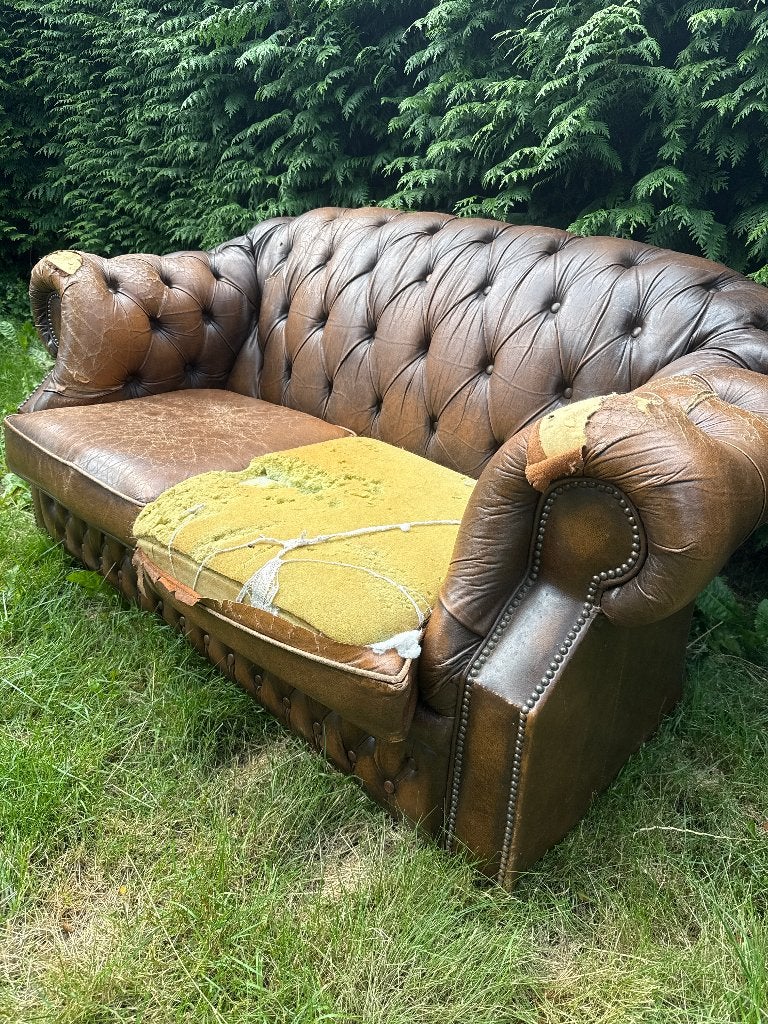 Gratis op te halen. 2 chesterfield banken, Huis en Inrichting, Banken | Bankstellen, Ophalen, Gebruikt, Chesterfield, Driepersoons