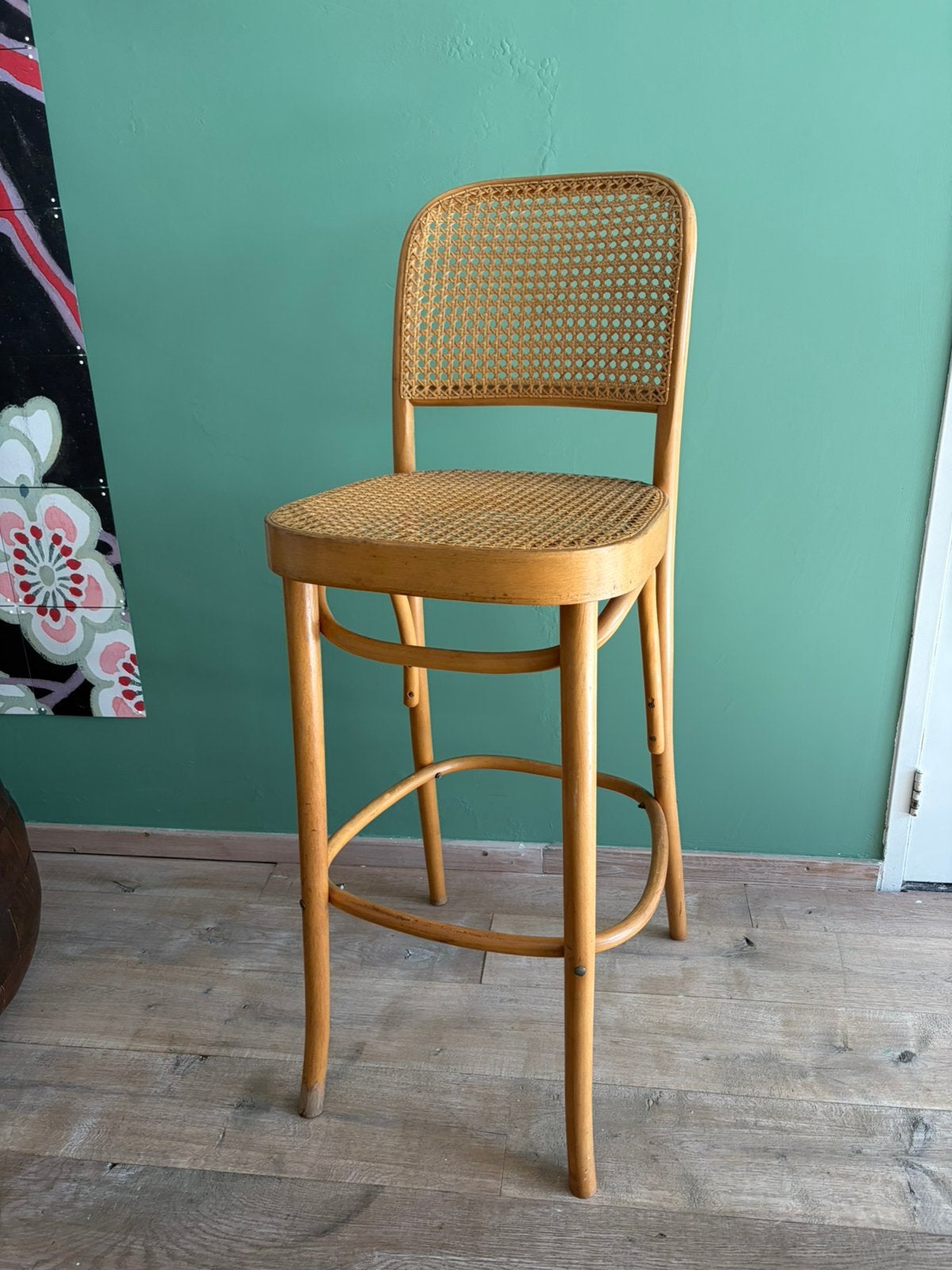 vintage Thonet "Prague" model nr. 811 gebogen houten barkruk, Huis en Inrichting, Ophalen, Hout, 60 tot 90 cm, Zo goed als nieuw