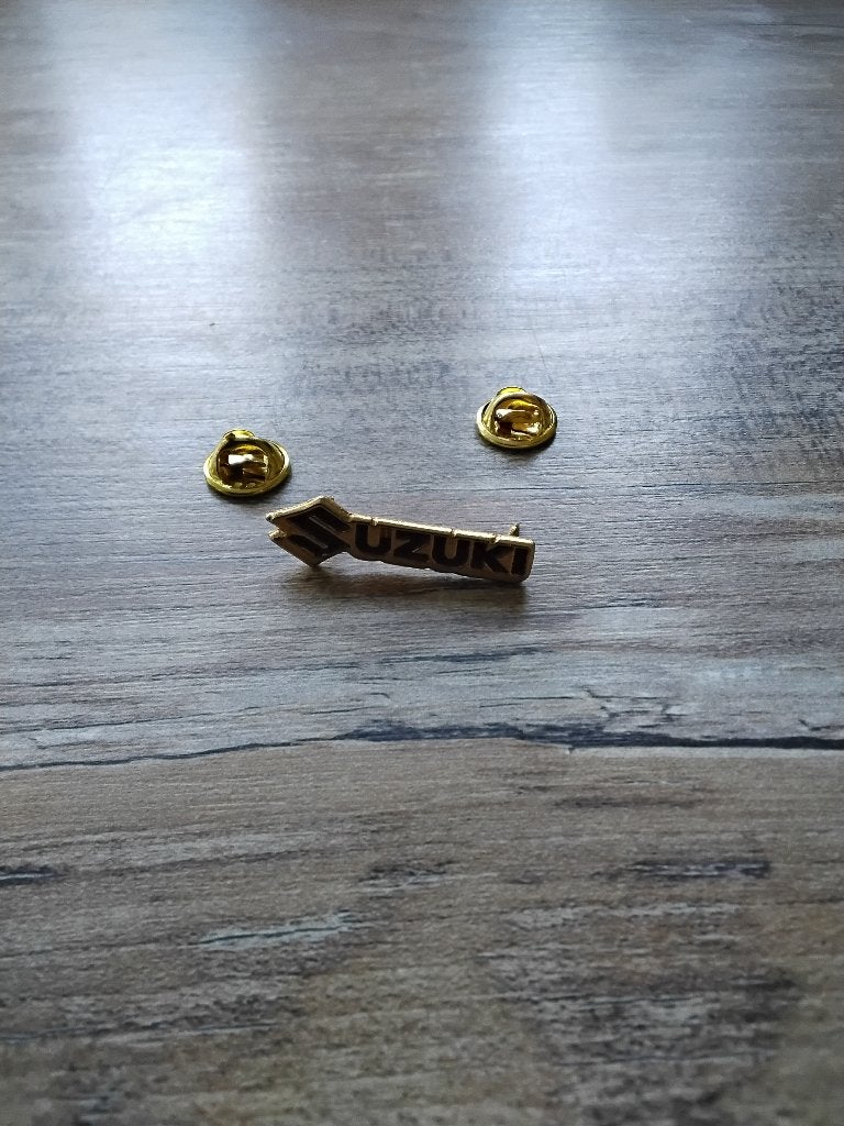 Pin suzuki  tt assen, Ophalen of Verzenden, Zo goed als nieuw, Merk, Speldje of Pin