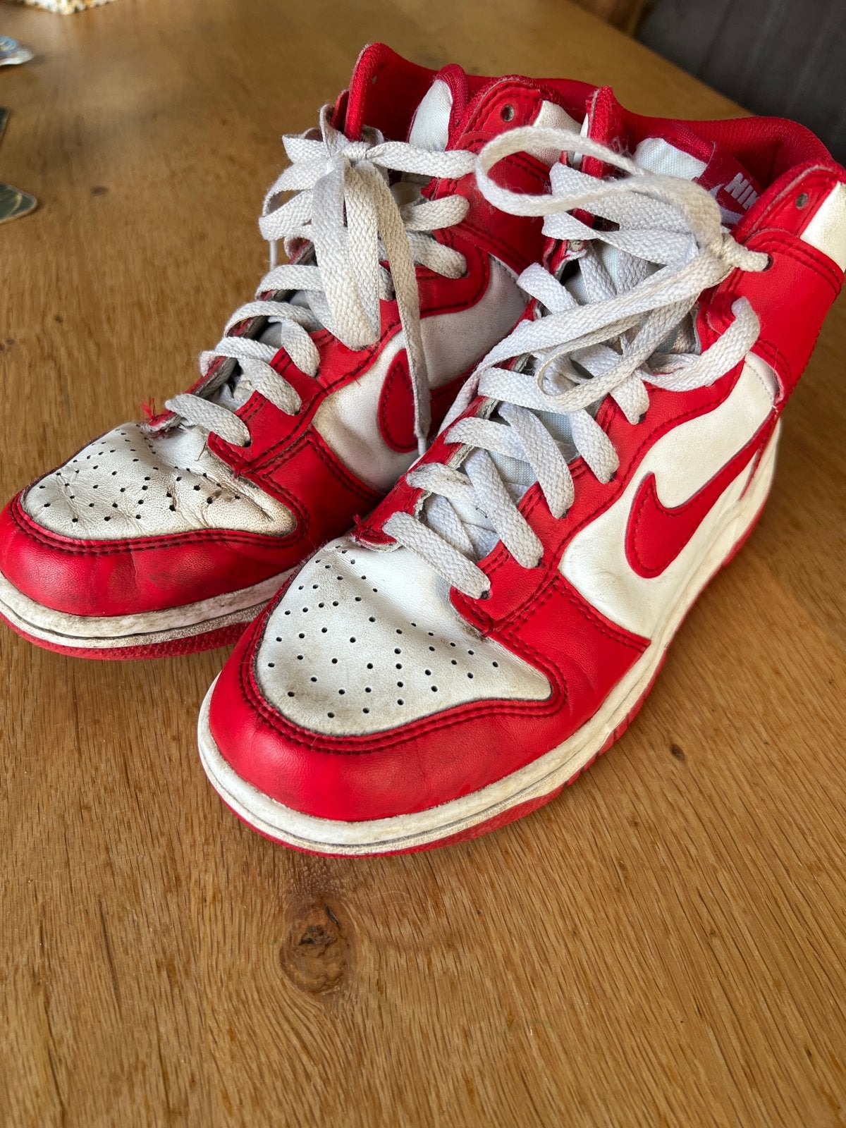 Nike Dunk High Rood/Wit - Maat 37.5, Ophalen of Verzenden, Gebruikt, Jongen of Meisje, Schoenen