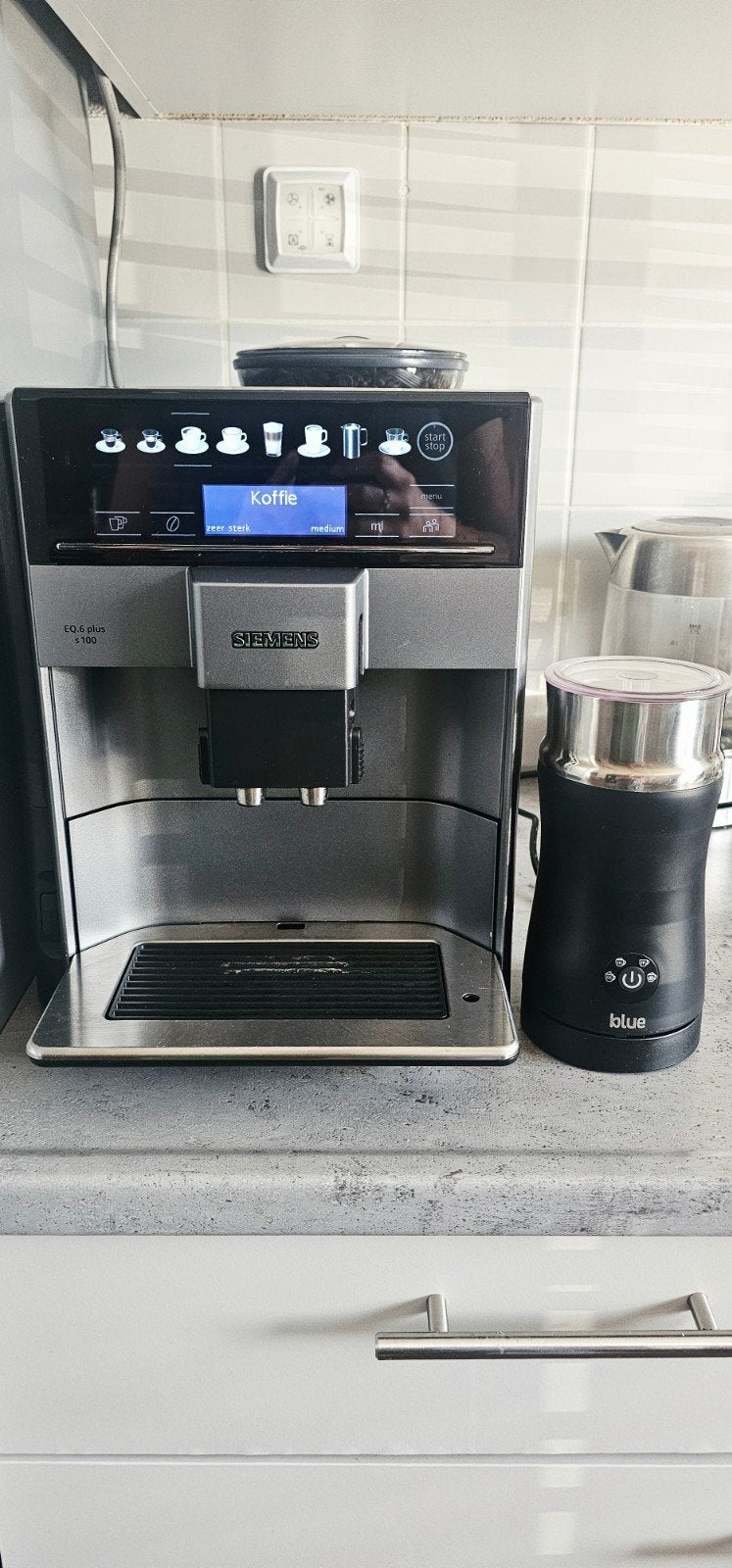 Siemens EQ.6 Plus S100 met melkopschuimer, Witgoed en Apparatuur, Koffiezetapparaten, Ophalen, Afneembaar waterreservoir, Gebruikt