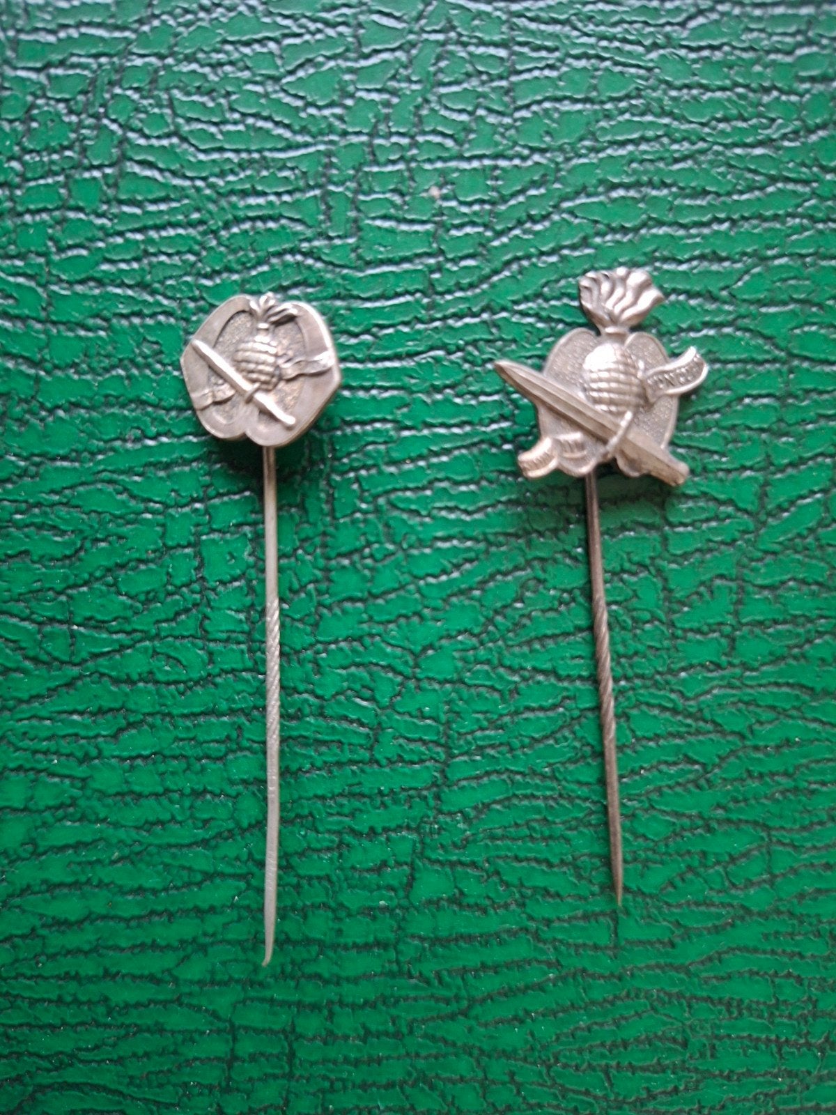 2x oude speldjes Korps Commando Troepen/ jaren '50, Verzamelen, Ophalen of Verzenden
