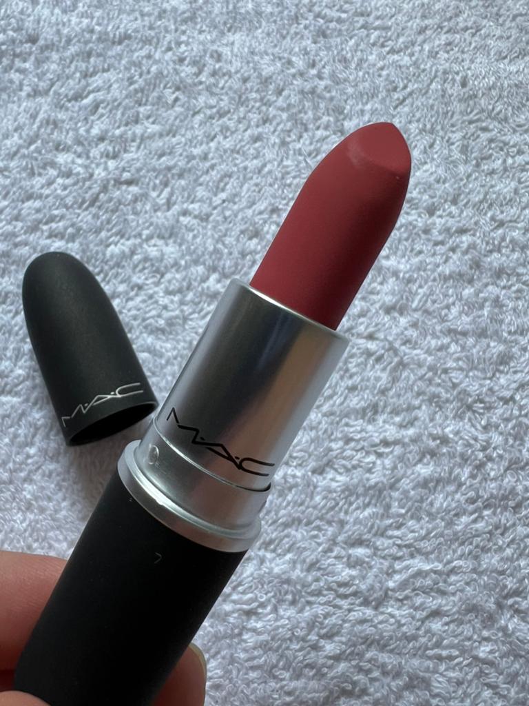 MAC Powder Kiss Lipstick 928 Sheer Outrage, Ophalen, Lippen, Zo goed als nieuw, Make-up