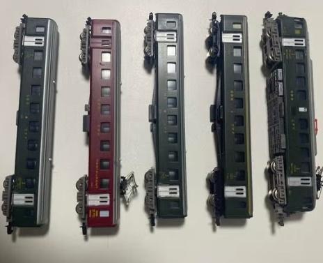 Lot N-schaal wagons en 2 locs, Gebruikt, Gelijkstroom of Wisselstroom, Analoog, Wagon
