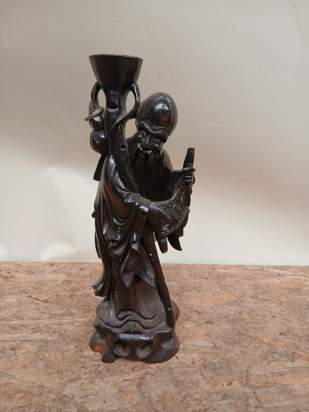 Houten beeld van een man met een vaas, 36 cm hoog, Antiek en Kunst, Kunst | Beelden en Houtsnijwerken, Beeld, Hout, Man, 20 - 50 cm