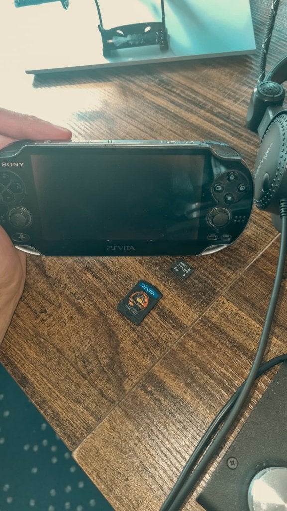 PS Vita (PCH-1101) OLED + MK9 + charger + 8GB card, Ophalen of Verzenden, Gebruikt, Zwart, Met camera
