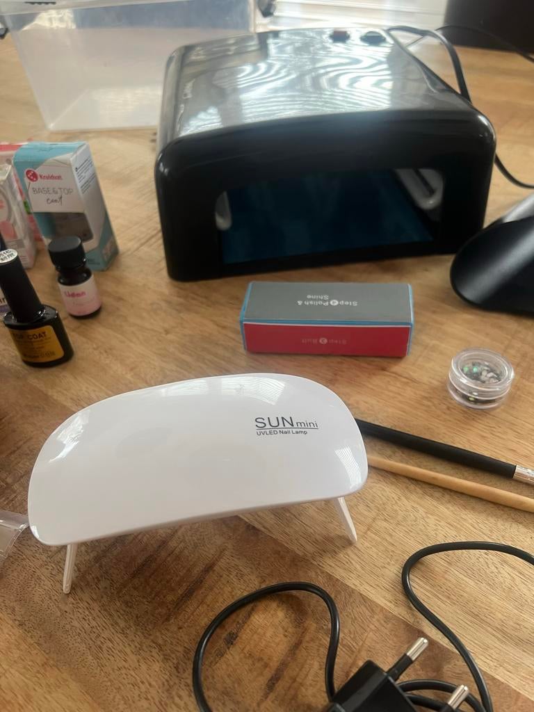 Uv lamp, ook een reiseditie, +diverse lakken etc., Gebruikt, Overige kleuren, Ophalen of Verzenden, Handen en Nagels