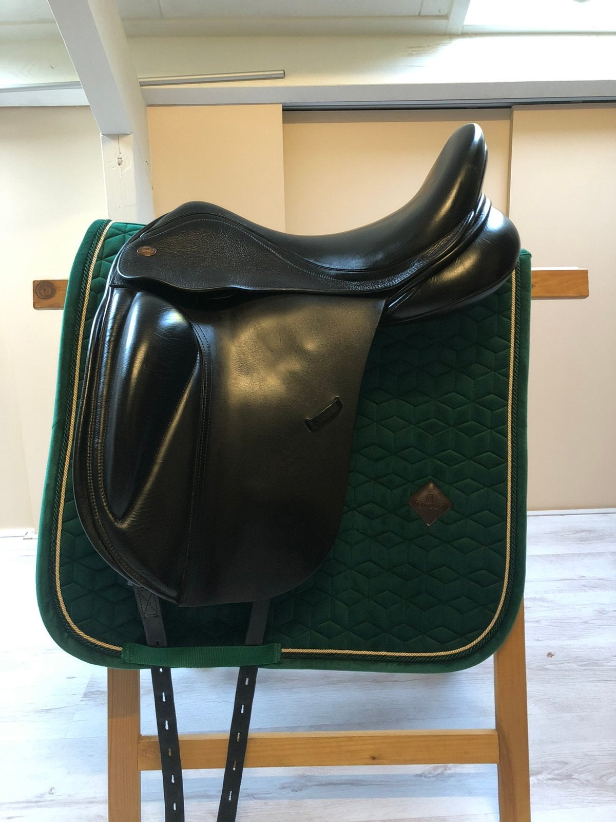 2 dressuurzadels Kent and Masters 17 inch, Dieren en Toebehoren, Dressuur, Kniewrongen, M (17 inch), Ophalen of Verzenden