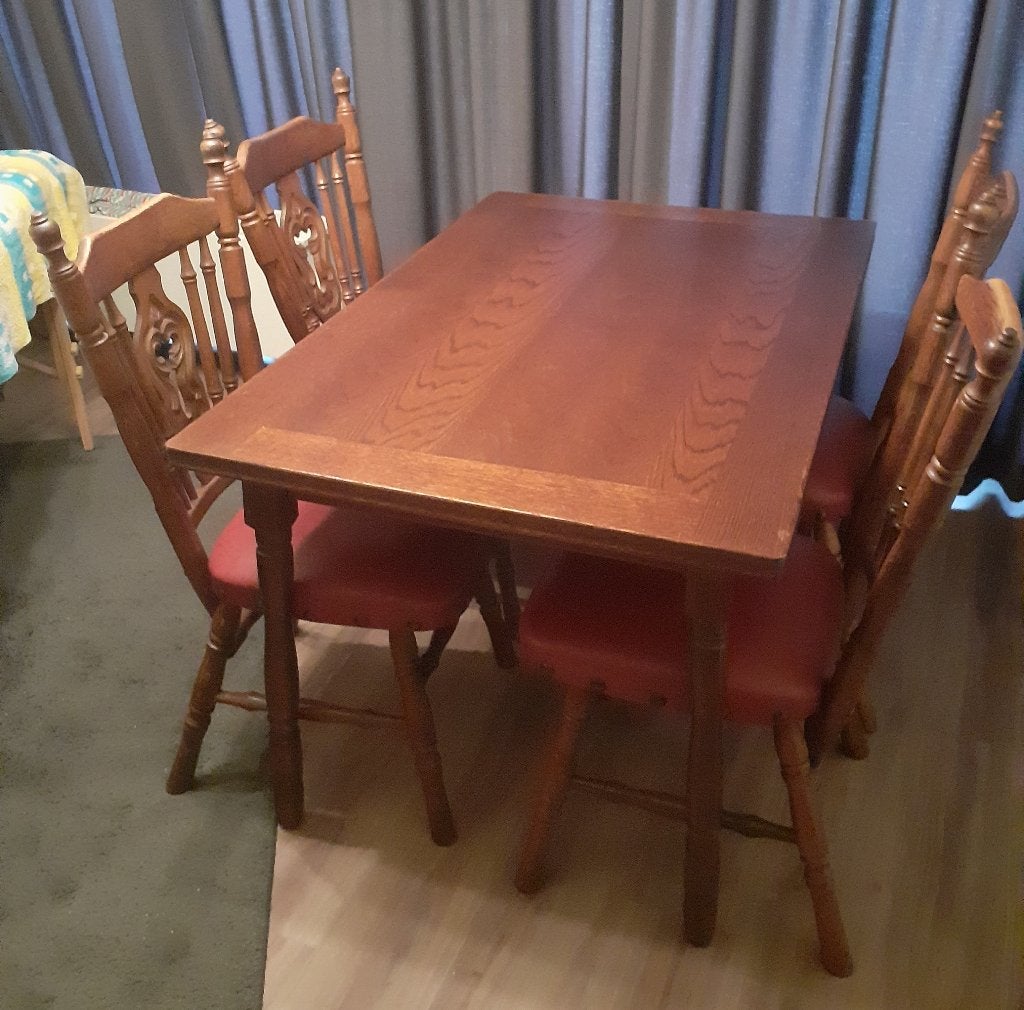 Donker eiken eethoek + 4 stoelen +tafelkleed, Ophalen, Gebruikt, 100 tot 150 cm, Eikenhout