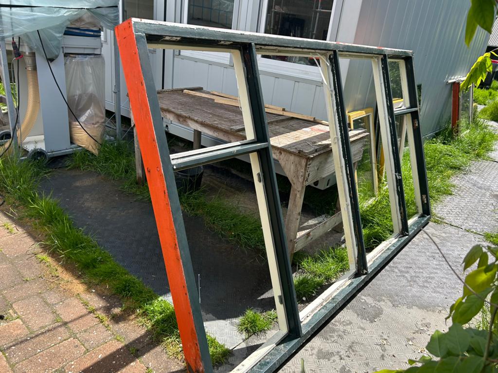 Drie stuks hard  houten kozijnen met thermopane glas, Doe-het-zelf en Verbouw, Kozijnen en Schuifpuien, 75 tot 150 cm, Raamkozijn
