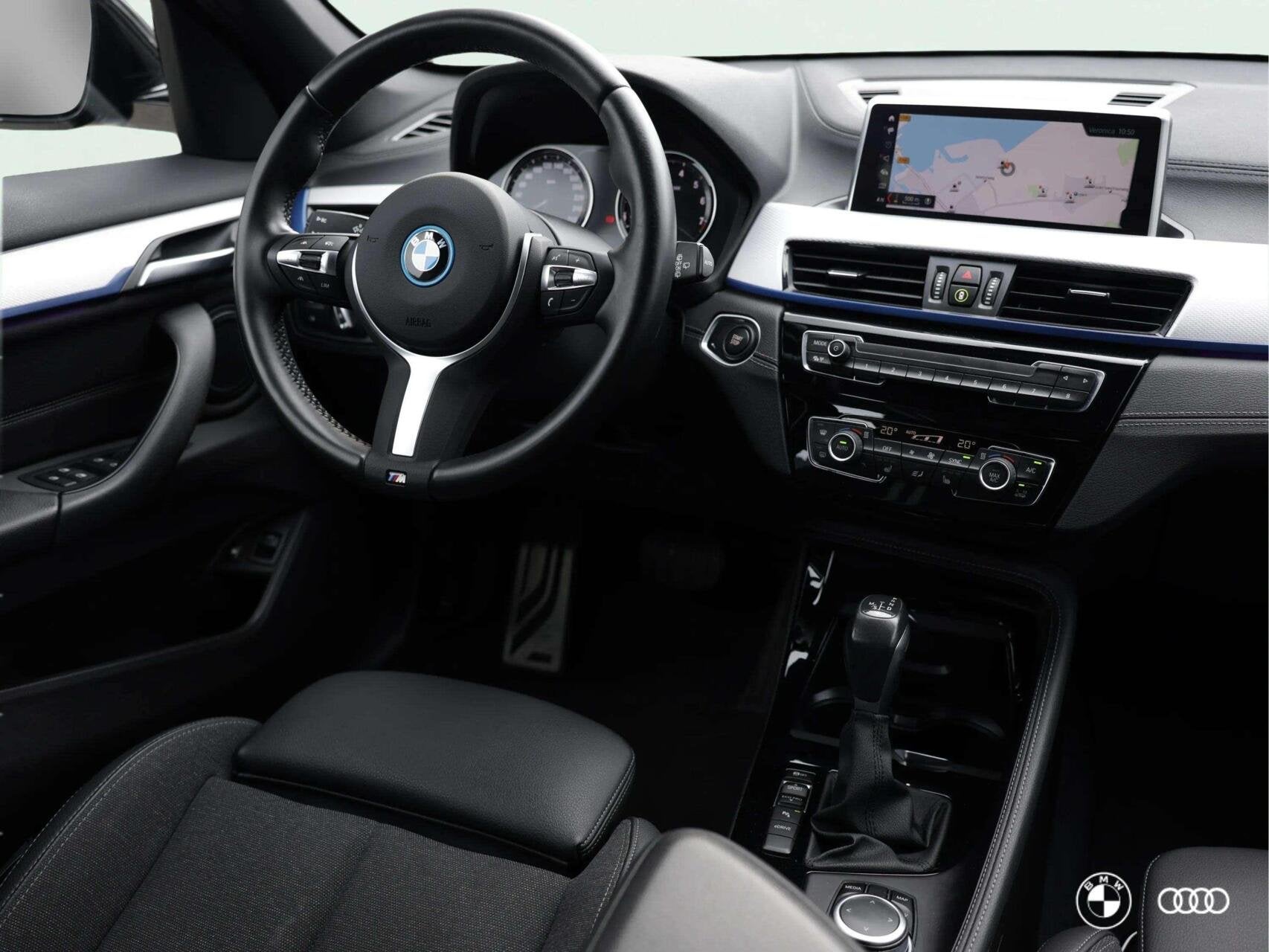 BMW X1 xDr25e M SPORT BLACK ED / ACC / TREKHAAK / AMBIENTE /, Auto's, BMW, Met garantie (alle), Leder en Stof, Zwart, Bedrijf