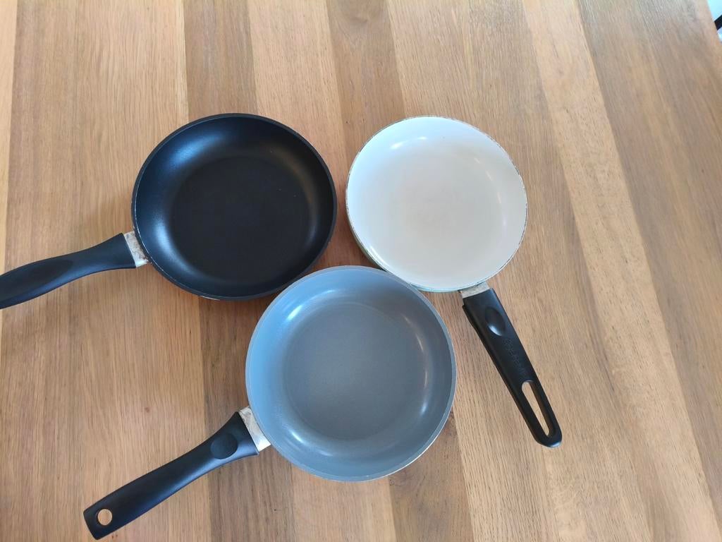 Drie kleine koekenpannen inductie, Gebruikt, Inductieplaat, Pannenset, Ophalen of Verzenden