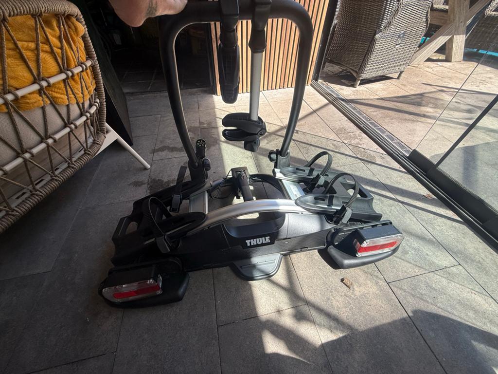 Zeer nette Thule fietsendrager voor 2 fietsen, Auto diversen, Fietsendragers, Zo goed als nieuw, Trekhaakdrager, 2 fietsen, Elektrische fiets