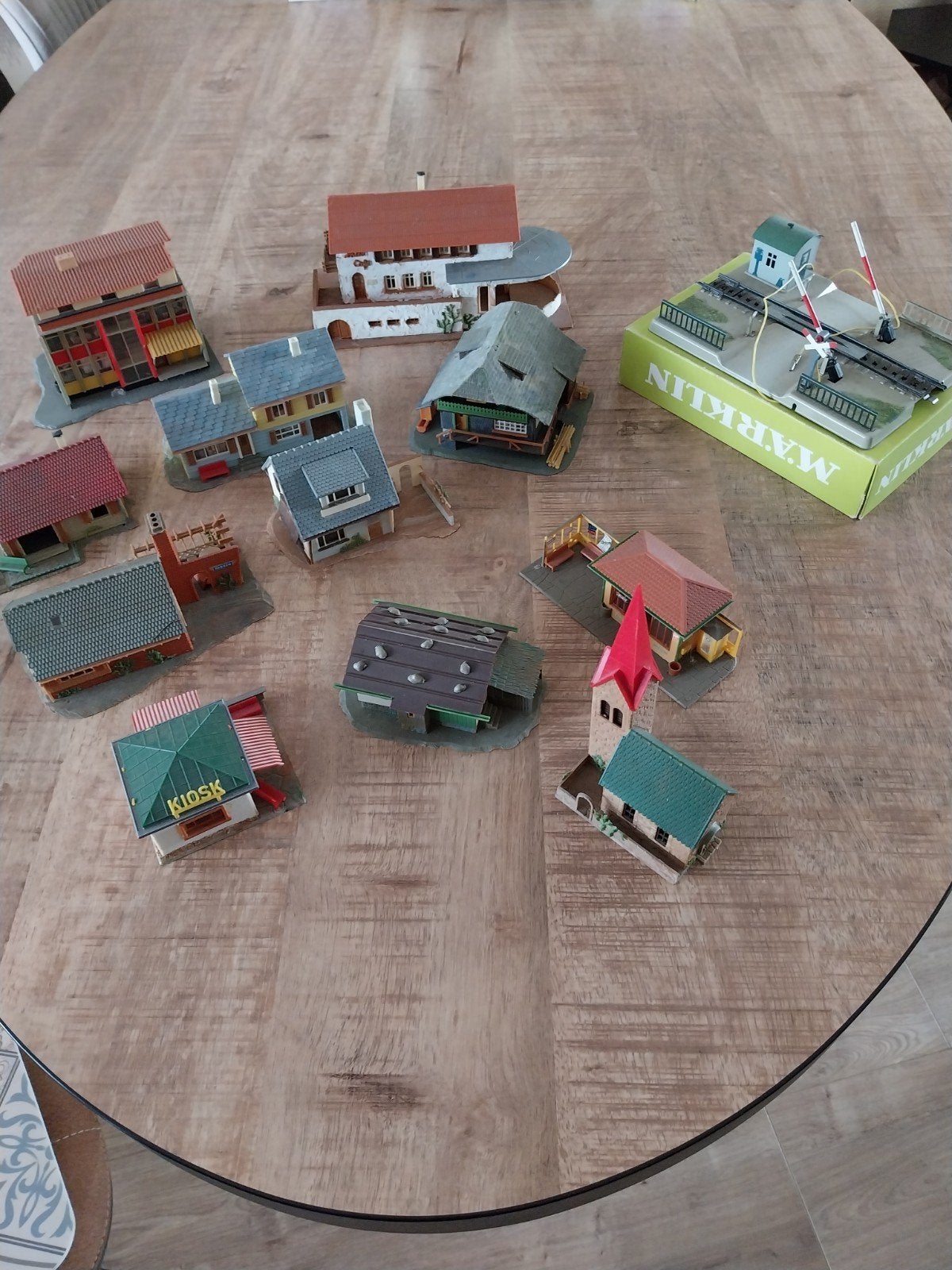 MODELSPOOR RAILS EN HUISJES MARKLIN-FALLER, Wisselstroom, Gebruikt, Brug, Tunnel of Gebouw, Ophalen of Verzenden