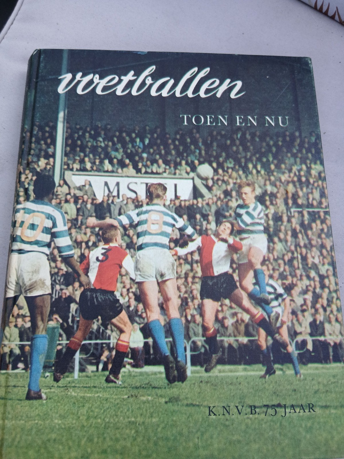 Voetballen Toen En Nu - K.N.V.B. 75 Jaar (1964), Boeken, Ophalen of Verzenden