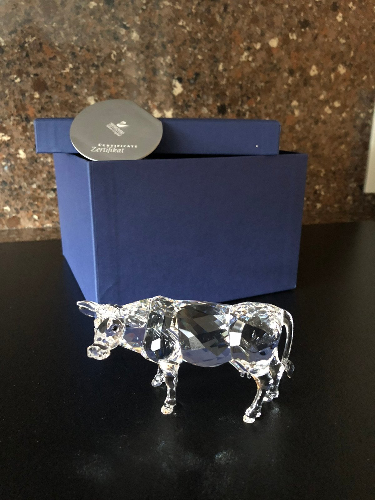 NIEUWSTAAT SWAROVSKI BEELDJE GROTE KOE, Ophalen of Verzenden, Zo goed als nieuw, Figuurtje