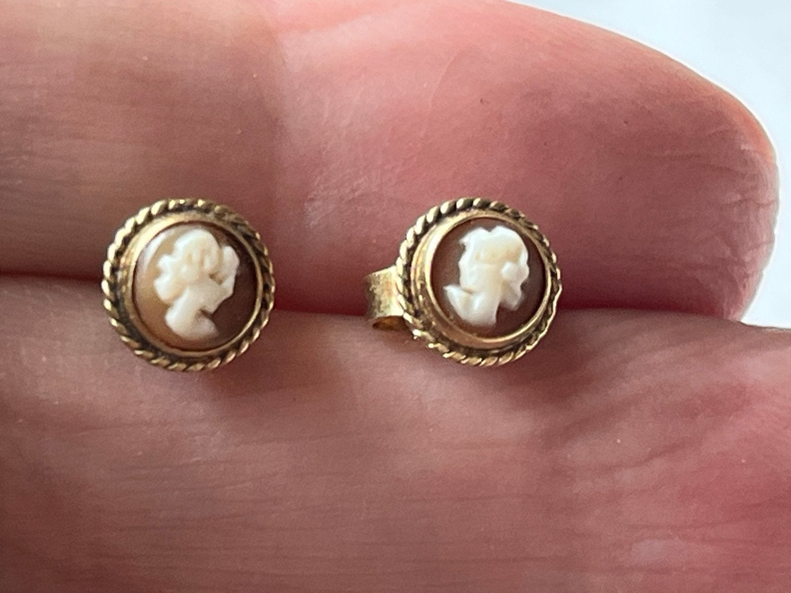Gouden Camee Oorbellen - 14 CT Goud, Verzenden, Zo goed als nieuw, Knopjes of Stekers, Goud