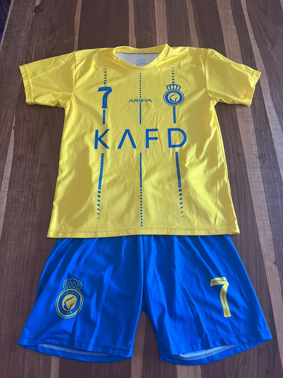 Sport- voetbaltenue, herenmaat S, Geel, Ophalen of Verzenden, Voetbal, Gedragen