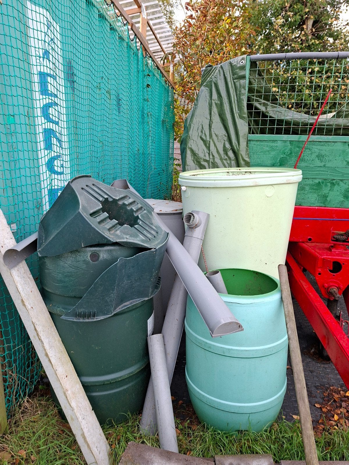 Partij regentonnen en dakgoten. GRATIS!, 150 liter of meer, Ophalen, Gebruikt, Kunststof
