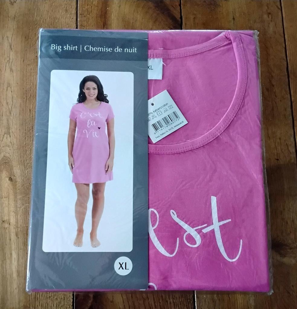 Nachthemd - bigshirt - roze - met tekst: c'est la vie - nieu, Ophalen of Verzenden, Nieuw, Maat 46/48 (XL) of groter